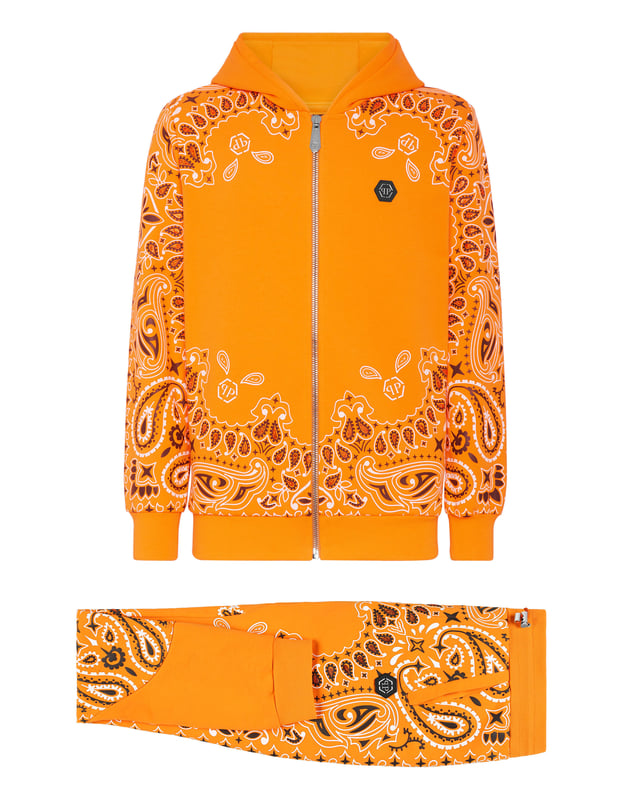 Für Ihren perfekten Laufstil haben wir diesen Trainingsanzug aus Baumwollfleece mit den kultigen Totenkopf- und Paisley-Dekoren entworfen.   Weiches Baumwollfleece im Bandanna-Stil mit Paisley-Print   Der ikonische strassbesetzte Skull-Print auf dem Rücken  PP-Sechseck auf einem Abzeichen aus Saffianleder auf Jacke und Hose   Kapuzenpulli mit Reißverschluss   Schlitztaschen   Bund mit Stopp-Kordelzug   Rippstrickbündchen "