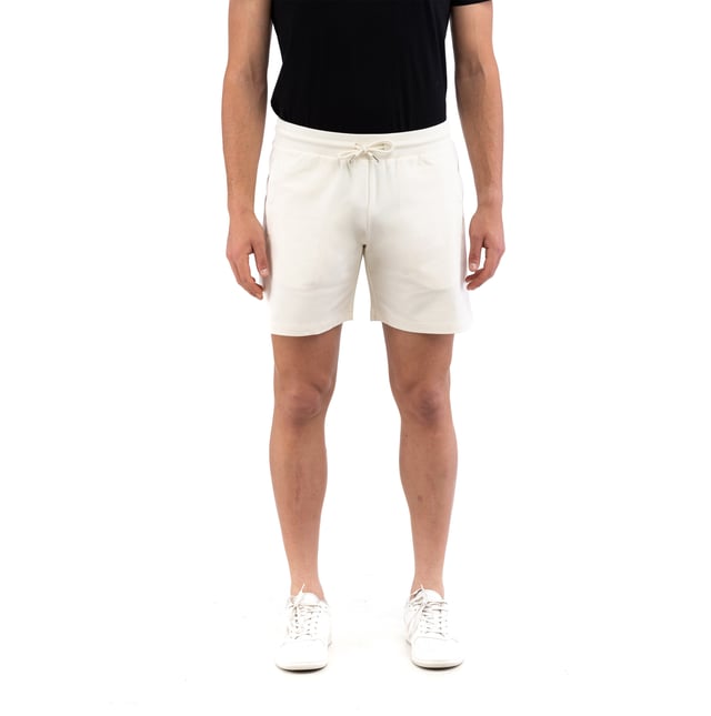 Komfort und Dynamik vereinen sich in den Herren-Bermudashorts von BIKKEMBERGS. Sie eignen sich ideal für einen lässigen, aber dennoch eleganten Look und zeichnen sich durch ihr modernes Design und Details aus, die an die sportliche Haltung der Marke erinnern.