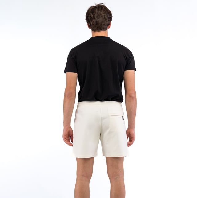 Komfort und Dynamik vereinen sich in den Herren-Bermudashorts von BIKKEMBERGS. Sie eignen sich ideal für einen lässigen, aber dennoch eleganten Look und zeichnen sich durch ihr modernes Design und Details aus, die an die sportliche Haltung der Marke erinnern.