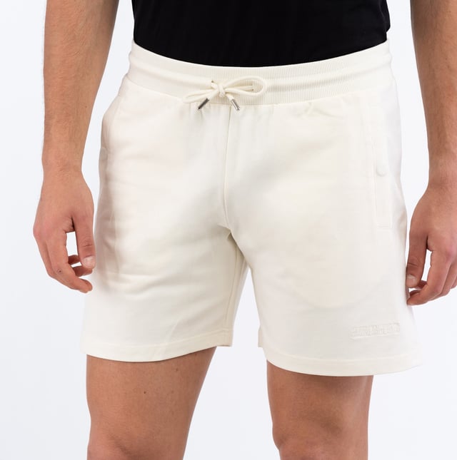 Komfort und Dynamik vereinen sich in den Herren-Bermudashorts von BIKKEMBERGS. Sie eignen sich ideal für einen lässigen, aber dennoch eleganten Look und zeichnen sich durch ihr modernes Design und Details aus, die an die sportliche Haltung der Marke erinnern.