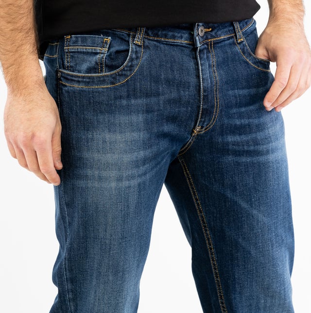Laat je karakter zien met de broek van BIKKEMBERGS: strakke lijnen, een nauwkeurige snit en een urban touch die het verschil maakt.