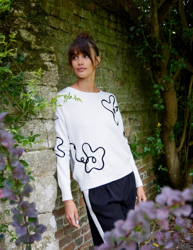 This cute jumper is sure to keep you warm and looking great all season long. Team with PU leggings and dress up our look.
50% Viscose, 28% Polyester, 22% Nylon