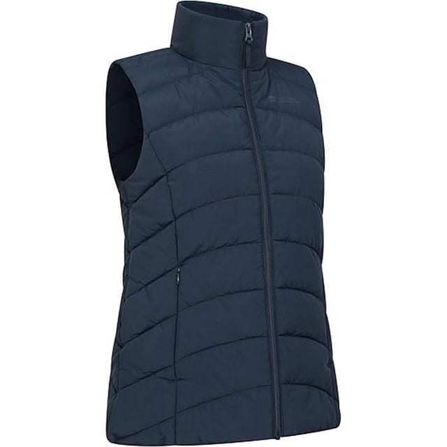 100% Nylon. Füllung: Microfaser. Design: Gesteppt. Gewebetechnik: Wasserabweisend, Leicht, Wasserbeständig. Ärmellos. Stehkragen. Taschenart: Zwei Seitentaschen, Reißverschluss. Durchgehender Reißverschluss. 30 DE: 81,28 cm. 32 DE: 84 cm. 34 DE: 90,17 cm. 36 DE: 96,52 cm. 38 DE: 102 cm. 40 DE: 107 cm. 46 DE: 121,92 cm. 48 DE: 127 cm. 50 DE: 132 cm. 44 DE: 116,84 cm. 42 DE: 112 cm.