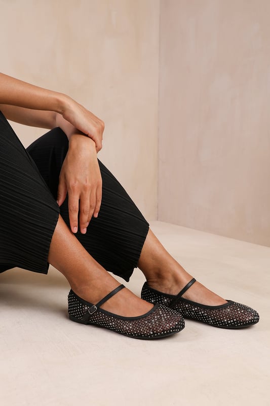 Wheres That From Womens 'Tennessee' Diamante Detail Pump With Strap Level up your footwear game with our Tennessee Diamante Detail Pump with Strap. These versatile and comfortable shoes are a must-have addition to your wardrobe.
Key Features:
Effortless Style: The classic and timeless design of our slip-on ballerinas ensures that you'll always be in style. Whether you're dressing up for a formal occasion or going for a casual look, these flats effortlessly enhance your outfit.
Comfortable Fit: We understand the importance of comfort, especially when you're on your feet all day. Our ballerinas are crafted with a comfy insole and a soft lining that provide maximum comfort and support. Slip them on and enjoy the blissful feel all day long.
Durable Construction: Our Flat Ballerinas are made with high-quality materials, ensuring long-lasting durability. The sturdy construction and reliable stitching make these shoes a practical and sustainable choice.
Easy to Slip-On: With their convenient slip-on design, these ballerinas are perfect for those mornings when you're in a rush. Just slip them on and you're ready to go, without the hassle of laces or buckles.
Specifications:
Sole: Rubber
Invest in our Tennessee Diamante Detail Pump with Strap for a combination of style, comfort, and versatility. Experience the joy of effortless elegance and enjoy the satisfaction of a comfortable fit. Get yours today and step out in confidence and style!