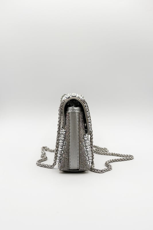 Make a bold statement with the Silver Embellished Clutch Bag. With intricate embellishments, this eye-catching piece brings a playful yet chic touch to any outfit. Carry it as a standout double chain shoulder bag or use the chain strap for crossbody. Perfect for adding flair to your look, this bag is a celebration of style.
Colour: Silver
Material: Rhinestone, ABS, Polyester, Metal
Care: Spot Clean Only
SKU: HB331921
Size: L:21 H:14cm W:5.5cm