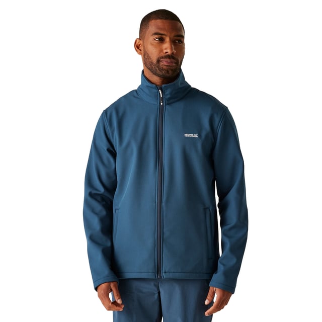 96% Polyester, 4% Elastan. Design: Logo, Unifarben. Gewebetechnik: Wasserabweisend. isolierend, Leicht, Schnell trocknend, Wasserfest, wasserabweisend, windbeständig. Langärmlig. Stehkragen. Passform: leger. Taschenart: Zwei Taschen unten. Durchgehender Reißverschluss. Saum: Knebel. S: 96,52 cm. M: 102 cm. L: 107 cm. XL: 112 cm. XXL: 121,92 cm. 3XL: 129,54 cm. 4XL: 137 cm. 5XL: 145 cm.