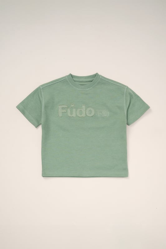 This stylish 3-piece set features a T-shirt with an applique FUDO logo, a bucket hat with a raw-edge FUDO badge  and shorts accented with a raised rubber badge. With its bold details and a perfect mix of comfort and style, this set is an ideal choice to keep your little one looking fashionable.