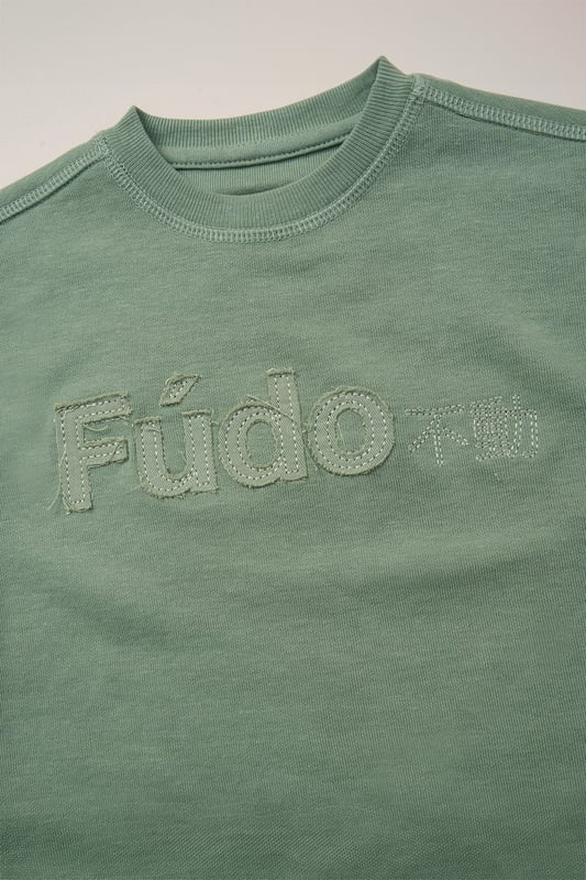This stylish 3-piece set features a T-shirt with an applique FUDO logo, a bucket hat with a raw-edge FUDO badge  and shorts accented with a raised rubber badge. With its bold details and a perfect mix of comfort and style, this set is an ideal choice to keep your little one looking fashionable.