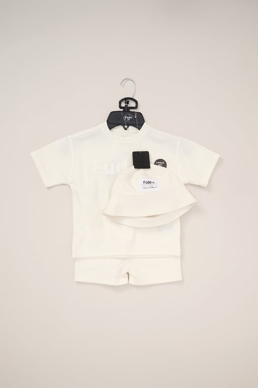 This stylish 3-piece set features a T-shirt with an applique FUDO logo, a bucket hat with a raw-edge FUDO badge  and shorts accented with a raised rubber badge. With its bold details and a perfect mix of comfort and style, this set is an ideal choice to keep your little one looking fashionable.