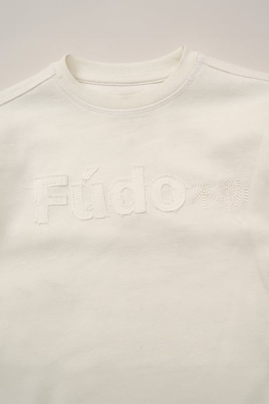 This stylish 3-piece set features a T-shirt with an applique FUDO logo, a bucket hat with a raw-edge FUDO badge  and shorts accented with a raised rubber badge. With its bold details and a perfect mix of comfort and style, this set is an ideal choice to keep your little one looking fashionable.