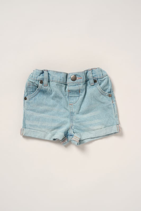 This adorable set by Miss includes a true knit top, denim shorts, and a matching headband. Perfect for warm days, it combines style and practicality, making it an ideal choice for playdates, outings, or casual summer looks.
