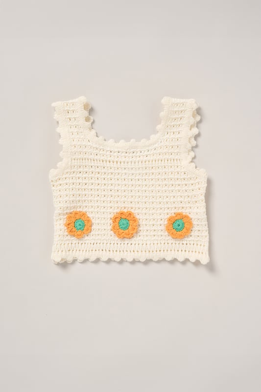 This adorable set by Miss includes a true knit top, denim shorts, and a matching headband. Perfect for warm days, it combines style and practicality, making it an ideal choice for playdates, outings, or casual summer looks.