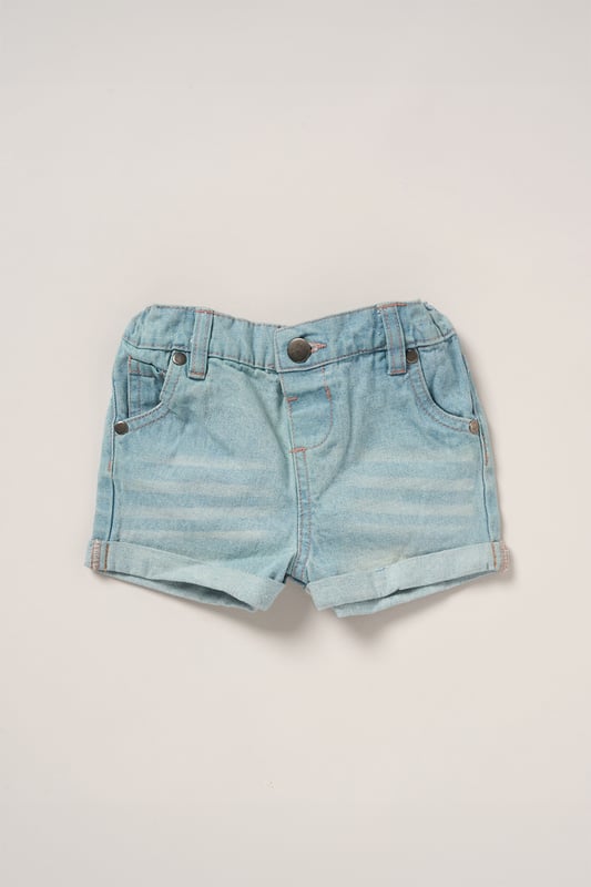 This adorable set by Miss includes a true knit top, denim shorts, and a matching headband. Perfect for warm days, it combines style and practicality, making it an ideal choice for playdates, outings, or casual summer looks.
