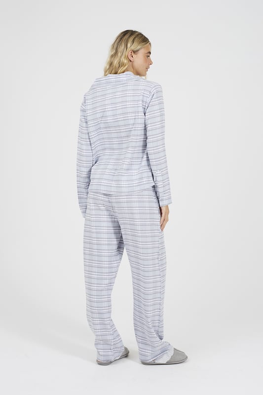 Unwind in style with this pyjama set from Brave Soul, the perfect blend of comfort and timeless charm. Made from 100% soft cotton, this set includes a long sleeve shirt and matching wide-leg trousers, both featuring an all-over classic check print. The trousers have an elasticated waist with adjustable drawcord, giving you a personalised, comfortable fit that's perfect for lounging or a great night’s sleep. Model wears UK size S.