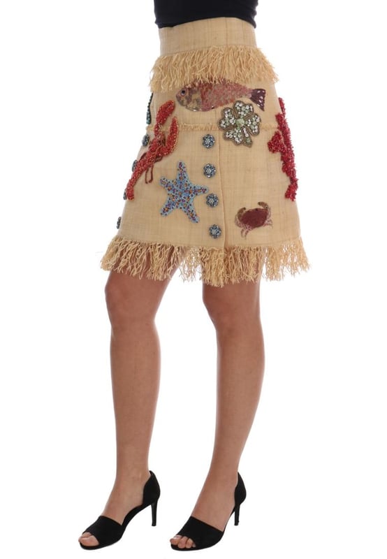Marca: Dolce & Gabbana.
  Modelo: Falda de cintura alta por encima de la rodilla.
  Color: Beige.
  Bordado: Cristal multicolor incrustado a mano inspirado en el mar.
  Cierre de cremallera y gancho.
  Forro interior de seda beige.
  Detalles del logotipo.
  F.