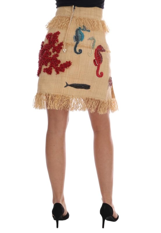 Marca: Dolce & Gabbana.
  Modelo: Falda de cintura alta por encima de la rodilla.
  Color: Beige.
  Bordado: Cristal multicolor incrustado a mano inspirado en el mar.
  Cierre de cremallera y gancho.
  Forro interior de seda beige.
  Detalles del logotipo.
  F.