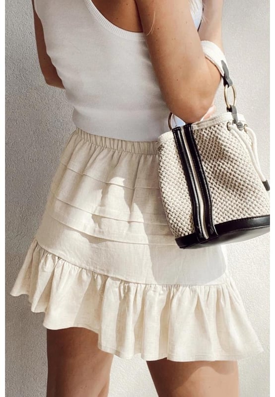 Falda mini beige con dobladillo acampanado y volantes
  Estilo acampanado que favorece con un dobladillo con volantes
  Cintura elástica para un ajuste cómodo
  Falda mini versátil adecuada para diversas ocasiones
  Se combina bien con camisetas y tops
Material: 100% Poliéster