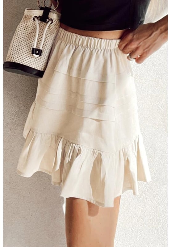 Falda mini beige con dobladillo acampanado y volantes
  Estilo acampanado que favorece con un dobladillo con volantes
  Cintura elástica para un ajuste cómodo
  Falda mini versátil adecuada para diversas ocasiones
  Se combina bien con camisetas y tops
Material: 100% Poliéster