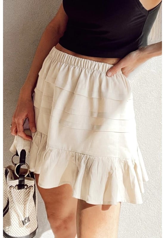 Falda mini beige con dobladillo acampanado y volantes
  Estilo acampanado que favorece con un dobladillo con volantes
  Cintura elástica para un ajuste cómodo
  Falda mini versátil adecuada para diversas ocasiones
  Se combina bien con camisetas y tops
Material: 100% Poliéster