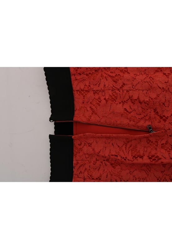 Hermoso, nuevo con etiquetas  
Hecho en Italia  
Forma lápiz por encima de la rodilla  
Color naranja vibrante  
Cierre con cremallera  
46% algodón, 43% viscosa, 11% nailon  
Forro interior: 86% seda, 4% elastano, 6% algodón, 2% nailon  
Detalles del logo  
Material: 46% algodón, 43% viscosa, 11% nailon