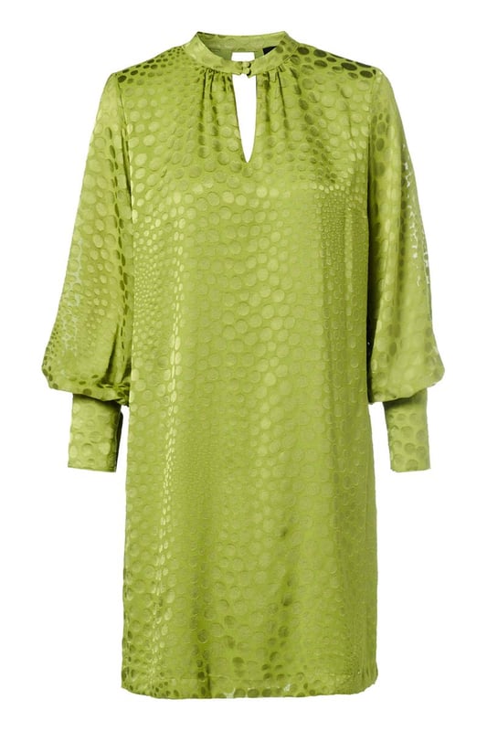 Kies dit seizoen voor de opvallende Abilene-jurk in knalgroen. Deze elegante jurk is voorzien van een uniek stippenmotief op een semi-transparante stof, wat een verfijnde uitstraling geeft. Het ontwerp is verrijkt met een opstaande kraag en een subtiele keyhole-opening aan zowel de voor- als achterkant. De brede manchetten en lange ballonmouwen zorgen voor een speelse, maar stijlvolle touch. De jurk valt tot op de knie en heeft een comfortabele, ruimvallende pasvorm. Het glanzende stippenmotief voegt een echte designeruitstraling toe, waardoor je zeker opvalt. Overdag combineer je deze jurk perfect met witte sneakers, terwijl een kleurrijke hak de perfecte keuze is voor een zomers diner. Wil je variatie? Voeg een ceintuur toe om een mooi zandloperfiguur te creëren, of draag de jurk losjes voor extra comfort. Fashiontip: Bekijk ook de zwarte variant van deze jurk, of combineer de groene blousevariant met een wijde jeans voor een casual-chique look!