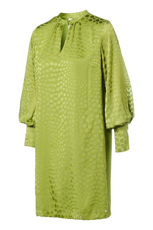 Kies dit seizoen voor de opvallende Abilene-jurk in knalgroen. Deze elegante jurk is voorzien van een uniek stippenmotief op een semi-transparante stof, wat een verfijnde uitstraling geeft. Het ontwerp is verrijkt met een opstaande kraag en een subtiele keyhole-opening aan zowel de voor- als achterkant. De brede manchetten en lange ballonmouwen zorgen voor een speelse, maar stijlvolle touch. De jurk valt tot op de knie en heeft een comfortabele, ruimvallende pasvorm. Het glanzende stippenmotief voegt een echte designeruitstraling toe, waardoor je zeker opvalt. Overdag combineer je deze jurk perfect met witte sneakers, terwijl een kleurrijke hak de perfecte keuze is voor een zomers diner. Wil je variatie? Voeg een ceintuur toe om een mooi zandloperfiguur te creëren, of draag de jurk losjes voor extra comfort. Fashiontip: Bekijk ook de zwarte variant van deze jurk, of combineer de groene blousevariant met een wijde jeans voor een casual-chique look!