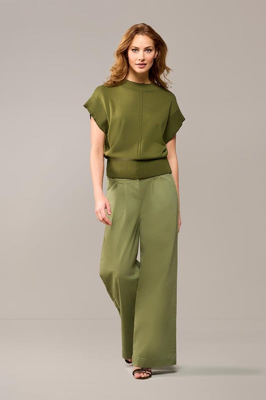 De olijfgroene Belle broek is een perfecte mix van stijl en veelzijdigheid, onmisbaar in je garderobe. Gemaakt van 100% katoen, biedt deze broek een ideale balans tussen comfort en elegantie. De rechte, wijde pijpen en dubbele plooien aan de voorkant creëren een luchtige, eigentijdse look. Praktische details zoals schuine steekzakken aan de voorkant en paspelzakken aan de achterkant voegen functionaliteit toe aan het stijlvolle ontwerp. De aangesloten pasvorm rond de heupen en de hoge taille accentueren je figuur prachtig, terwijl de lange broekspijpen zorgen voor een elegante, verfijnde uitstraling. Beschikbaar in denim blauw, off-white en olijfgroen, maakt deze broek het eenvoudig om eindeloos te combineren en moeiteloos stijlvol voor de dag te komen, ongeacht het seizoen of de gelegenheid.