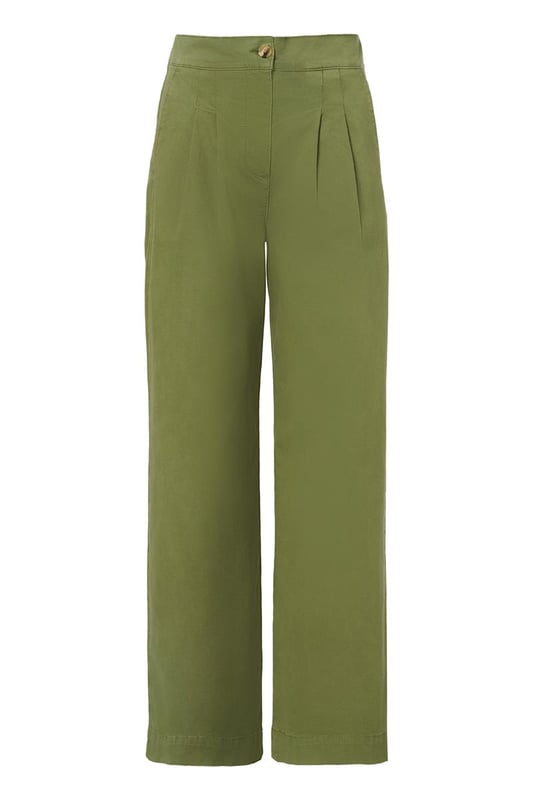 De olijfgroene Belle broek is een perfecte mix van stijl en veelzijdigheid, onmisbaar in je garderobe. Gemaakt van 100% katoen, biedt deze broek een ideale balans tussen comfort en elegantie. De rechte, wijde pijpen en dubbele plooien aan de voorkant creëren een luchtige, eigentijdse look. Praktische details zoals schuine steekzakken aan de voorkant en paspelzakken aan de achterkant voegen functionaliteit toe aan het stijlvolle ontwerp. De aangesloten pasvorm rond de heupen en de hoge taille accentueren je figuur prachtig, terwijl de lange broekspijpen zorgen voor een elegante, verfijnde uitstraling. Beschikbaar in denim blauw, off-white en olijfgroen, maakt deze broek het eenvoudig om eindeloos te combineren en moeiteloos stijlvol voor de dag te komen, ongeacht het seizoen of de gelegenheid.
