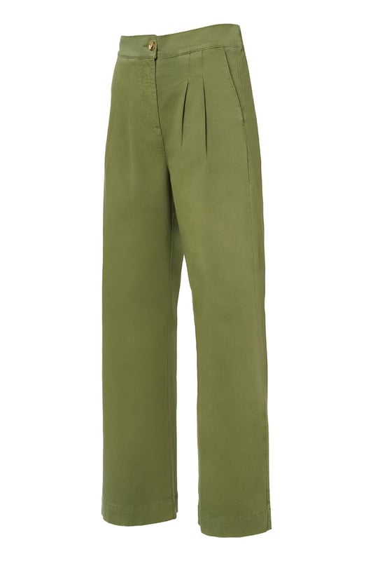 De olijfgroene Belle broek is een perfecte mix van stijl en veelzijdigheid, onmisbaar in je garderobe. Gemaakt van 100% katoen, biedt deze broek een ideale balans tussen comfort en elegantie. De rechte, wijde pijpen en dubbele plooien aan de voorkant creëren een luchtige, eigentijdse look. Praktische details zoals schuine steekzakken aan de voorkant en paspelzakken aan de achterkant voegen functionaliteit toe aan het stijlvolle ontwerp. De aangesloten pasvorm rond de heupen en de hoge taille accentueren je figuur prachtig, terwijl de lange broekspijpen zorgen voor een elegante, verfijnde uitstraling. Beschikbaar in denim blauw, off-white en olijfgroen, maakt deze broek het eenvoudig om eindeloos te combineren en moeiteloos stijlvol voor de dag te komen, ongeacht het seizoen of de gelegenheid.
