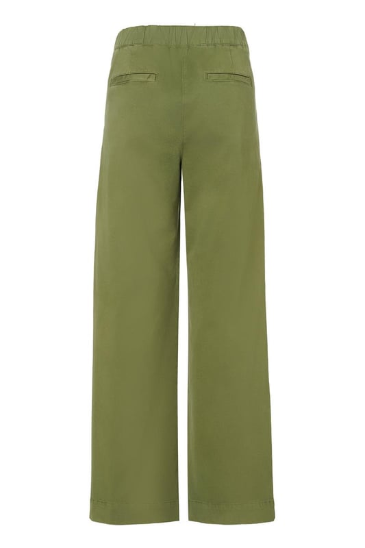 De olijfgroene Belle broek is een perfecte mix van stijl en veelzijdigheid, onmisbaar in je garderobe. Gemaakt van 100% katoen, biedt deze broek een ideale balans tussen comfort en elegantie. De rechte, wijde pijpen en dubbele plooien aan de voorkant creëren een luchtige, eigentijdse look. Praktische details zoals schuine steekzakken aan de voorkant en paspelzakken aan de achterkant voegen functionaliteit toe aan het stijlvolle ontwerp. De aangesloten pasvorm rond de heupen en de hoge taille accentueren je figuur prachtig, terwijl de lange broekspijpen zorgen voor een elegante, verfijnde uitstraling. Beschikbaar in denim blauw, off-white en olijfgroen, maakt deze broek het eenvoudig om eindeloos te combineren en moeiteloos stijlvol voor de dag te komen, ongeacht het seizoen of de gelegenheid.