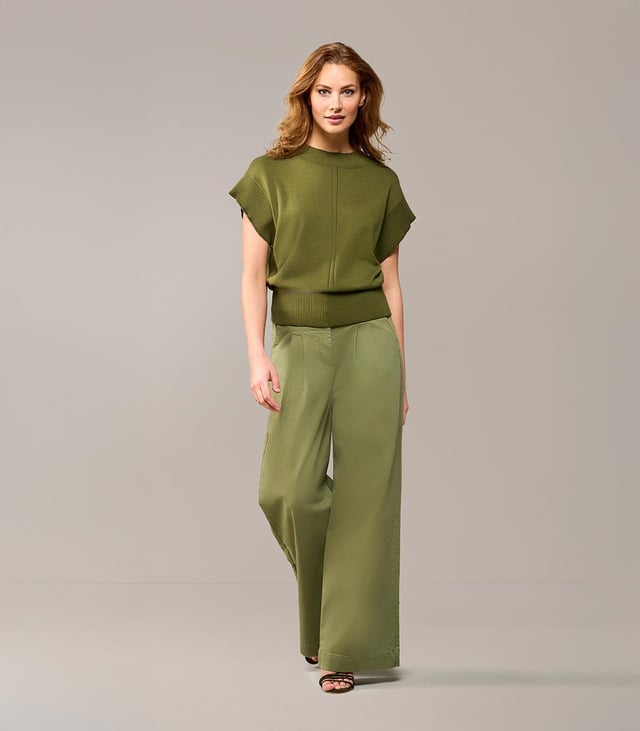 De olijfgroene Belle broek is een perfecte mix van stijl en veelzijdigheid, onmisbaar in je garderobe. Gemaakt van 100% katoen, biedt deze broek een ideale balans tussen comfort en elegantie. De rechte, wijde pijpen en dubbele plooien aan de voorkant creëren een luchtige, eigentijdse look. Praktische details zoals schuine steekzakken aan de voorkant en paspelzakken aan de achterkant voegen functionaliteit toe aan het stijlvolle ontwerp. De aangesloten pasvorm rond de heupen en de hoge taille accentueren je figuur prachtig, terwijl de lange broekspijpen zorgen voor een elegante, verfijnde uitstraling. Beschikbaar in denim blauw, off-white en olijfgroen, maakt deze broek het eenvoudig om eindeloos te combineren en moeiteloos stijlvol voor de dag te komen, ongeacht het seizoen of de gelegenheid.