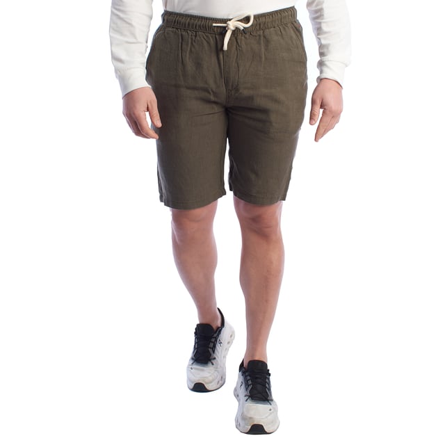 Esta bermuda de lino para hombre combina frescura, suavidad y estilo en una prenda básica para climas cálidos. Con un diseño relajado y corte recto hasta la rodilla, es perfecta para disfrutar de una jornada cómoda sin renunciar al buen gusto.\n\nDetalles:\n- Confeccionada en lino ligero y transpirable.\n- Cintura elástica con cordón ajustable.\n- Bolsillos laterales.\n- Bolsillo trasero con solapa y botón, Bolsillo trasero de ribete.\n- Costuras cuidadas y detalles de marca discretos.\n- Corte recto.\n\nUna bermuda hombre versátil, fresca y funcional para acompañarte en días de calor, paseos urbanos o escapadas de fin de semana. Ideal para quienes valoran el confort sin perder el estilo.\n Composición: 100% Lino\n Cuidados:\nLavar a máquina en frío (máx. 30 °C).\nNo usar lejía.\nPlanchar a baja temperatura si es necesario.\nSecar al aire.