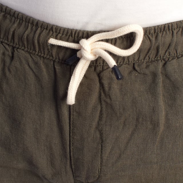 Esta bermuda de lino para hombre combina frescura, suavidad y estilo en una prenda básica para climas cálidos. Con un diseño relajado y corte recto hasta la rodilla, es perfecta para disfrutar de una jornada cómoda sin renunciar al buen gusto.\n\nDetalles:\n- Confeccionada en lino ligero y transpirable.\n- Cintura elástica con cordón ajustable.\n- Bolsillos laterales.\n- Bolsillo trasero con solapa y botón, Bolsillo trasero de ribete.\n- Costuras cuidadas y detalles de marca discretos.\n- Corte recto.\n\nUna bermuda hombre versátil, fresca y funcional para acompañarte en días de calor, paseos urbanos o escapadas de fin de semana. Ideal para quienes valoran el confort sin perder el estilo.\n Composición: 100% Lino\n Cuidados:\nLavar a máquina en frío (máx. 30 °C).\nNo usar lejía.\nPlanchar a baja temperatura si es necesario.\nSecar al aire.