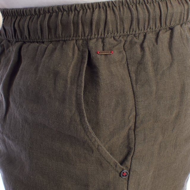 Esta bermuda de lino para hombre combina frescura, suavidad y estilo en una prenda básica para climas cálidos. Con un diseño relajado y corte recto hasta la rodilla, es perfecta para disfrutar de una jornada cómoda sin renunciar al buen gusto.\n\nDetalles:\n- Confeccionada en lino ligero y transpirable.\n- Cintura elástica con cordón ajustable.\n- Bolsillos laterales.\n- Bolsillo trasero con solapa y botón, Bolsillo trasero de ribete.\n- Costuras cuidadas y detalles de marca discretos.\n- Corte recto.\n\nUna bermuda hombre versátil, fresca y funcional para acompañarte en días de calor, paseos urbanos o escapadas de fin de semana. Ideal para quienes valoran el confort sin perder el estilo.\n Composición: 100% Lino\n Cuidados:\nLavar a máquina en frío (máx. 30 °C).\nNo usar lejía.\nPlanchar a baja temperatura si es necesario.\nSecar al aire.