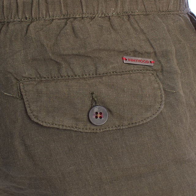 Esta bermuda de lino para hombre combina frescura, suavidad y estilo en una prenda básica para climas cálidos. Con un diseño relajado y corte recto hasta la rodilla, es perfecta para disfrutar de una jornada cómoda sin renunciar al buen gusto.\n\nDetalles:\n- Confeccionada en lino ligero y transpirable.\n- Cintura elástica con cordón ajustable.\n- Bolsillos laterales.\n- Bolsillo trasero con solapa y botón, Bolsillo trasero de ribete.\n- Costuras cuidadas y detalles de marca discretos.\n- Corte recto.\n\nUna bermuda hombre versátil, fresca y funcional para acompañarte en días de calor, paseos urbanos o escapadas de fin de semana. Ideal para quienes valoran el confort sin perder el estilo.\n Composición: 100% Lino\n Cuidados:\nLavar a máquina en frío (máx. 30 °C).\nNo usar lejía.\nPlanchar a baja temperatura si es necesario.\nSecar al aire.