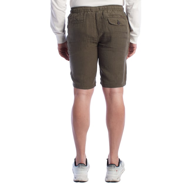 Esta bermuda de lino para hombre combina frescura, suavidad y estilo en una prenda básica para climas cálidos. Con un diseño relajado y corte recto hasta la rodilla, es perfecta para disfrutar de una jornada cómoda sin renunciar al buen gusto.\n\nDetalles:\n- Confeccionada en lino ligero y transpirable.\n- Cintura elástica con cordón ajustable.\n- Bolsillos laterales.\n- Bolsillo trasero con solapa y botón, Bolsillo trasero de ribete.\n- Costuras cuidadas y detalles de marca discretos.\n- Corte recto.\n\nUna bermuda hombre versátil, fresca y funcional para acompañarte en días de calor, paseos urbanos o escapadas de fin de semana. Ideal para quienes valoran el confort sin perder el estilo.\n Composición: 100% Lino\n Cuidados:\nLavar a máquina en frío (máx. 30 °C).\nNo usar lejía.\nPlanchar a baja temperatura si es necesario.\nSecar al aire.