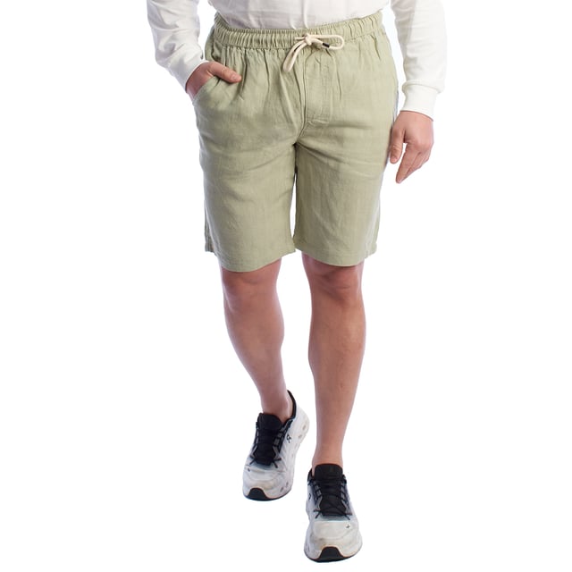Esta bermuda de lino para hombre combina frescura, suavidad y estilo en una prenda básica para climas cálidos. Con un diseño relajado y corte recto hasta la rodilla, es perfecta para disfrutar de una jornada cómoda sin renunciar al buen gusto.\n\nDetalles:\n- Confeccionada en lino ligero y transpirable.\n- Cintura elástica con cordón ajustable.\n- Bolsillos laterales.\n- Bolsillo trasero con solapa y botón, Bolsillo trasero de ribete.\n- Costuras cuidadas y detalles de marca discretos.\n- Corte recto.\n\nUna bermuda hombre versátil, fresca y funcional para acompañarte en días de calor, paseos urbanos o escapadas de fin de semana. Ideal para quienes valoran el confort sin perder el estilo.\n Composición: 100% Lino\n Cuidados:\nLavar a máquina en frío (máx. 30 °C).\nNo usar lejía.\nPlanchar a baja temperatura si es necesario.\nSecar al aire.