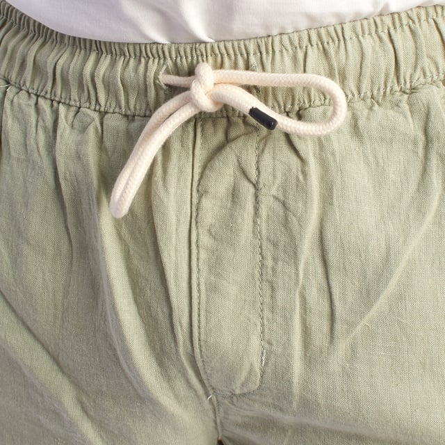 Esta bermuda de lino para hombre combina frescura, suavidad y estilo en una prenda básica para climas cálidos. Con un diseño relajado y corte recto hasta la rodilla, es perfecta para disfrutar de una jornada cómoda sin renunciar al buen gusto.\n\nDetalles:\n- Confeccionada en lino ligero y transpirable.\n- Cintura elástica con cordón ajustable.\n- Bolsillos laterales.\n- Bolsillo trasero con solapa y botón, Bolsillo trasero de ribete.\n- Costuras cuidadas y detalles de marca discretos.\n- Corte recto.\n\nUna bermuda hombre versátil, fresca y funcional para acompañarte en días de calor, paseos urbanos o escapadas de fin de semana. Ideal para quienes valoran el confort sin perder el estilo.\n Composición: 100% Lino\n Cuidados:\nLavar a máquina en frío (máx. 30 °C).\nNo usar lejía.\nPlanchar a baja temperatura si es necesario.\nSecar al aire.
