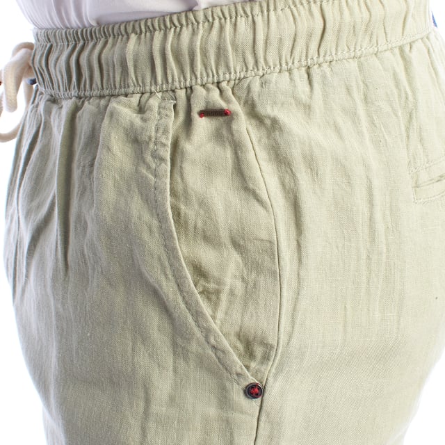 Esta bermuda de lino para hombre combina frescura, suavidad y estilo en una prenda básica para climas cálidos. Con un diseño relajado y corte recto hasta la rodilla, es perfecta para disfrutar de una jornada cómoda sin renunciar al buen gusto.\n\nDetalles:\n- Confeccionada en lino ligero y transpirable.\n- Cintura elástica con cordón ajustable.\n- Bolsillos laterales.\n- Bolsillo trasero con solapa y botón, Bolsillo trasero de ribete.\n- Costuras cuidadas y detalles de marca discretos.\n- Corte recto.\n\nUna bermuda hombre versátil, fresca y funcional para acompañarte en días de calor, paseos urbanos o escapadas de fin de semana. Ideal para quienes valoran el confort sin perder el estilo.\n Composición: 100% Lino\n Cuidados:\nLavar a máquina en frío (máx. 30 °C).\nNo usar lejía.\nPlanchar a baja temperatura si es necesario.\nSecar al aire.