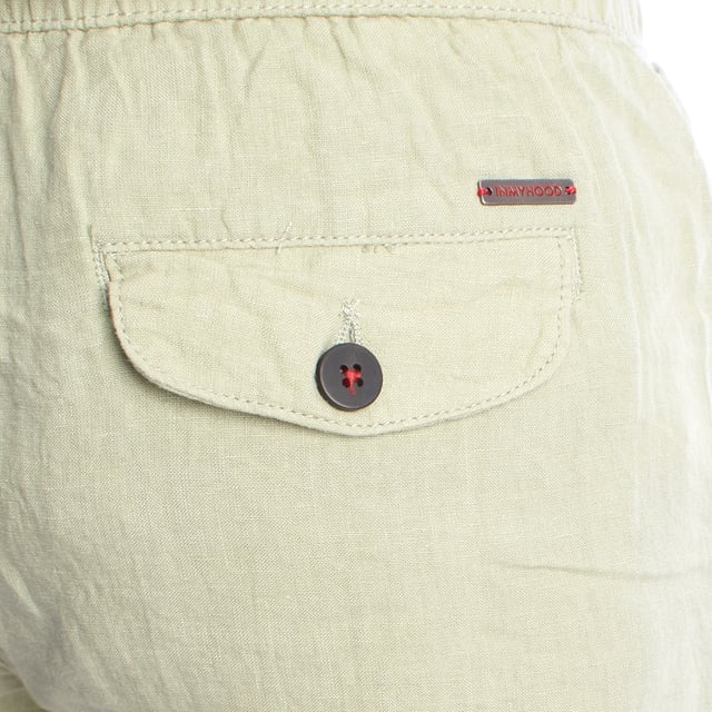 Esta bermuda de lino para hombre combina frescura, suavidad y estilo en una prenda básica para climas cálidos. Con un diseño relajado y corte recto hasta la rodilla, es perfecta para disfrutar de una jornada cómoda sin renunciar al buen gusto.\n\nDetalles:\n- Confeccionada en lino ligero y transpirable.\n- Cintura elástica con cordón ajustable.\n- Bolsillos laterales.\n- Bolsillo trasero con solapa y botón, Bolsillo trasero de ribete.\n- Costuras cuidadas y detalles de marca discretos.\n- Corte recto.\n\nUna bermuda hombre versátil, fresca y funcional para acompañarte en días de calor, paseos urbanos o escapadas de fin de semana. Ideal para quienes valoran el confort sin perder el estilo.\n Composición: 100% Lino\n Cuidados:\nLavar a máquina en frío (máx. 30 °C).\nNo usar lejía.\nPlanchar a baja temperatura si es necesario.\nSecar al aire.