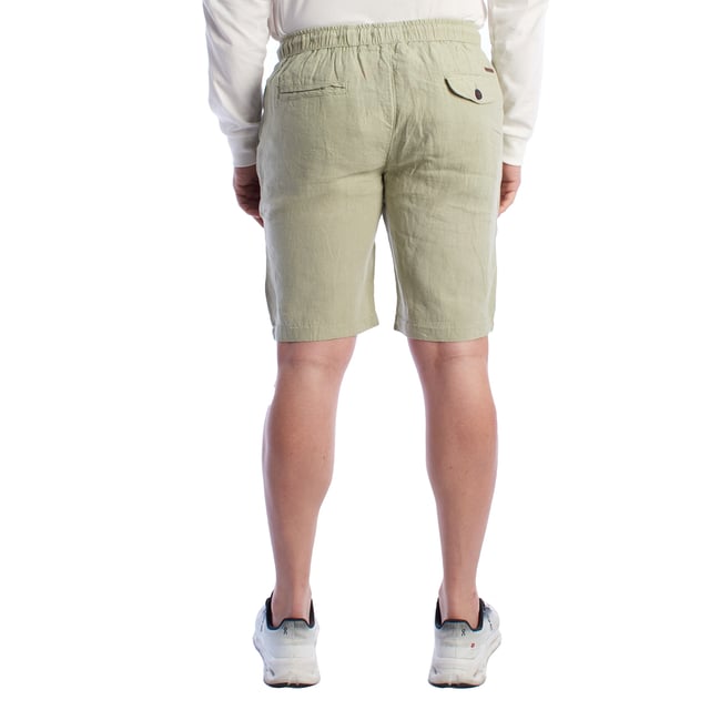 Esta bermuda de lino para hombre combina frescura, suavidad y estilo en una prenda básica para climas cálidos. Con un diseño relajado y corte recto hasta la rodilla, es perfecta para disfrutar de una jornada cómoda sin renunciar al buen gusto.\n\nDetalles:\n- Confeccionada en lino ligero y transpirable.\n- Cintura elástica con cordón ajustable.\n- Bolsillos laterales.\n- Bolsillo trasero con solapa y botón, Bolsillo trasero de ribete.\n- Costuras cuidadas y detalles de marca discretos.\n- Corte recto.\n\nUna bermuda hombre versátil, fresca y funcional para acompañarte en días de calor, paseos urbanos o escapadas de fin de semana. Ideal para quienes valoran el confort sin perder el estilo.\n Composición: 100% Lino\n Cuidados:\nLavar a máquina en frío (máx. 30 °C).\nNo usar lejía.\nPlanchar a baja temperatura si es necesario.\nSecar al aire.