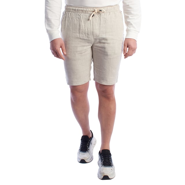 Estos pantalones cortos de lino para hombre combinan frescura, suavidad y estilo en un básico para climas cálidos. Con un diseño relajado y un corte recto a la altura de la rodilla, son perfectos para un día cómodo sin sacrificar el buen gusto.

Detalles:
- Hechos de lino ligero y transpirable.
- Cintura elástica con cordón ajustable.
- Bolsillos laterales.
- Bolsillo trasero con tapa y botón, bolsillo trasero de ojal.
- Costuras cuidadas y detalles de marca discretos.
- Corte recto.

Un pantalón corto de bermuda para hombre versátil, fresco y funcional que te acompaña en días calurosos, paseos urbanos o escapadas de fin de semana. Ideal para aquellos que valoran la comodidad sin sacrificar el estilo.
Composición: 100% Lino
Cuidado:
Lavado a máquina en frío (máx. 30°C).
No usar blanqueador.
Planchar a baja temperatura si es necesario.
Secar al aire.