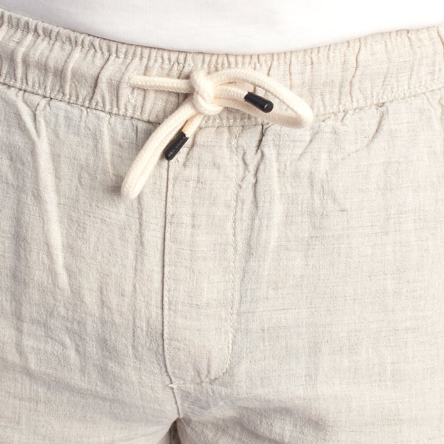 Estos pantalones cortos de lino para hombre combinan frescura, suavidad y estilo en un básico para climas cálidos. Con un diseño relajado y un corte recto a la altura de la rodilla, son perfectos para un día cómodo sin sacrificar el buen gusto.

Detalles:
- Hechos de lino ligero y transpirable.
- Cintura elástica con cordón ajustable.
- Bolsillos laterales.
- Bolsillo trasero con tapa y botón, bolsillo trasero de ojal.
- Costuras cuidadas y detalles de marca discretos.
- Corte recto.

Un pantalón corto de bermuda para hombre versátil, fresco y funcional que te acompaña en días calurosos, paseos urbanos o escapadas de fin de semana. Ideal para aquellos que valoran la comodidad sin sacrificar el estilo.
Composición: 100% Lino
Cuidado:
Lavado a máquina en frío (máx. 30°C).
No usar blanqueador.
Planchar a baja temperatura si es necesario.
Secar al aire.