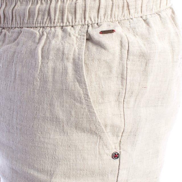 Estos pantalones cortos de lino para hombre combinan frescura, suavidad y estilo en un básico para climas cálidos. Con un diseño relajado y un corte recto a la altura de la rodilla, son perfectos para un día cómodo sin sacrificar el buen gusto.

Detalles:
- Hechos de lino ligero y transpirable.
- Cintura elástica con cordón ajustable.
- Bolsillos laterales.
- Bolsillo trasero con tapa y botón, bolsillo trasero de ojal.
- Costuras cuidadas y detalles de marca discretos.
- Corte recto.

Un pantalón corto de bermuda para hombre versátil, fresco y funcional que te acompaña en días calurosos, paseos urbanos o escapadas de fin de semana. Ideal para aquellos que valoran la comodidad sin sacrificar el estilo.
Composición: 100% Lino
Cuidado:
Lavado a máquina en frío (máx. 30°C).
No usar blanqueador.
Planchar a baja temperatura si es necesario.
Secar al aire.