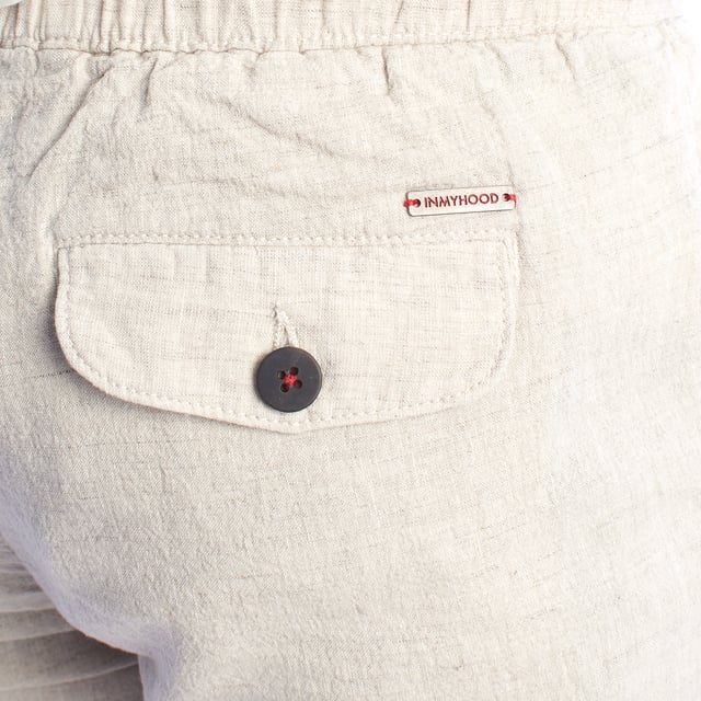 Estos pantalones cortos de lino para hombre combinan frescura, suavidad y estilo en un básico para climas cálidos. Con un diseño relajado y un corte recto a la altura de la rodilla, son perfectos para un día cómodo sin sacrificar el buen gusto.

Detalles:
- Hechos de lino ligero y transpirable.
- Cintura elástica con cordón ajustable.
- Bolsillos laterales.
- Bolsillo trasero con tapa y botón, bolsillo trasero de ojal.
- Costuras cuidadas y detalles de marca discretos.
- Corte recto.

Un pantalón corto de bermuda para hombre versátil, fresco y funcional que te acompaña en días calurosos, paseos urbanos o escapadas de fin de semana. Ideal para aquellos que valoran la comodidad sin sacrificar el estilo.
Composición: 100% Lino
Cuidado:
Lavado a máquina en frío (máx. 30°C).
No usar blanqueador.
Planchar a baja temperatura si es necesario.
Secar al aire.