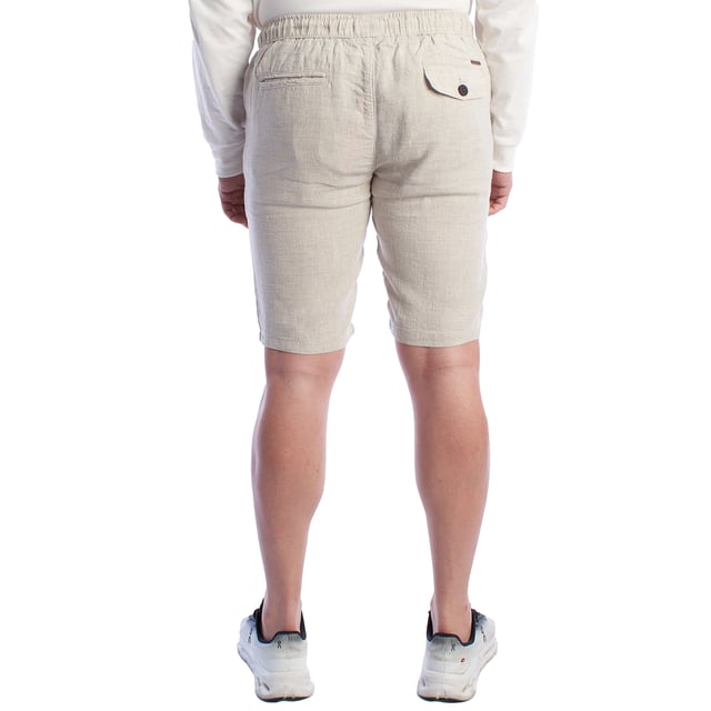 Estos pantalones cortos de lino para hombre combinan frescura, suavidad y estilo en un básico para climas cálidos. Con un diseño relajado y un corte recto a la altura de la rodilla, son perfectos para un día cómodo sin sacrificar el buen gusto.

Detalles:
- Hechos de lino ligero y transpirable.
- Cintura elástica con cordón ajustable.
- Bolsillos laterales.
- Bolsillo trasero con tapa y botón, bolsillo trasero de ojal.
- Costuras cuidadas y detalles de marca discretos.
- Corte recto.

Un pantalón corto de bermuda para hombre versátil, fresco y funcional que te acompaña en días calurosos, paseos urbanos o escapadas de fin de semana. Ideal para aquellos que valoran la comodidad sin sacrificar el estilo.
Composición: 100% Lino
Cuidado:
Lavado a máquina en frío (máx. 30°C).
No usar blanqueador.
Planchar a baja temperatura si es necesario.
Secar al aire.