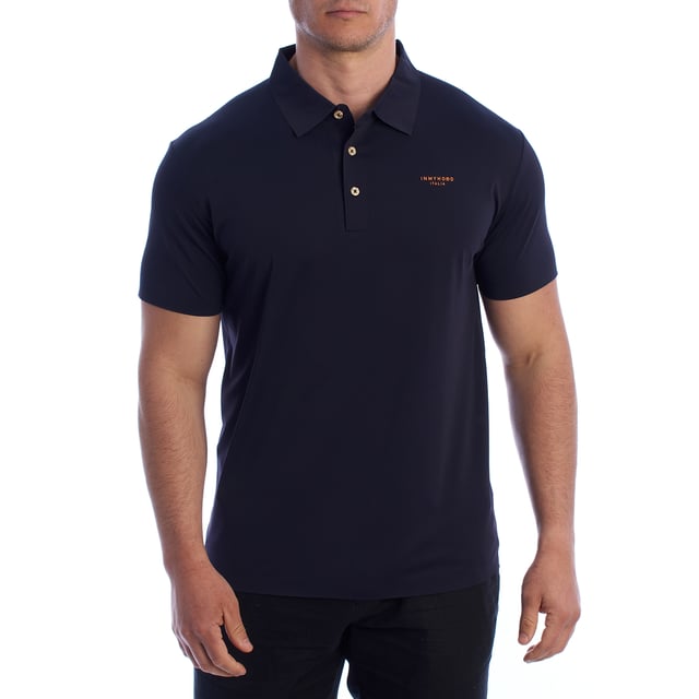 Esta camiseta polo de manga corta de InMyHood Italia redefine la funcionalidad con un diseño minimalista y elegante, ideal para quienes buscan estilo y comodidad en su vida cotidiana. Confeccionada con materiales técnicos de alta calidad, es perfecta tanto para un look urbano refinado como para actividades más dinámicas.

Detalles:
- Tejido técnico de secado rápido y tacto suave.
- Corte recto.
- Cuello de polo clásico con tapeta de tres botones.
- Logo “INMYHOOD ITALIA” en contraste en la parte frontal.
- Acabados finos y costuras reforzadas.

Esta camiseta polo técnica para hombres es una apuesta segura para aquellos que valoran el equilibrio entre estilo y rendimiento. Gracias a su diseño sobrio y su tejido funcional, es un artículo imprescindible tanto para días activos como para conjuntos smart casual. Una camiseta polo de manga corta versátil que añade un toque deportivo a cualquier guardarropa masculino.
Composición: 85% Poliéster, 15% Uretano
Cuidado:
Lavar a máquina con agua fría.
No usar blanqueadores ni whitening.
Planchar a baja temperatura si es necesario.
No usar secadora.