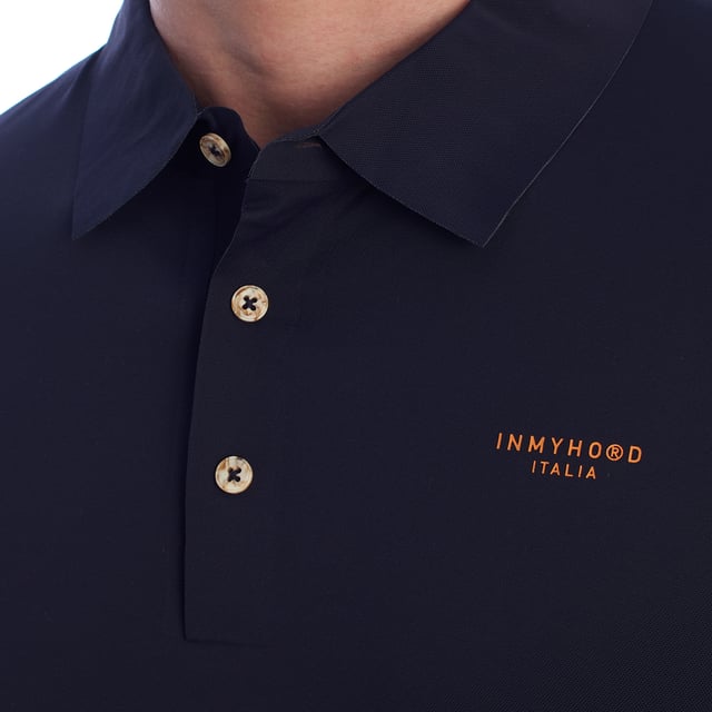 Esta camiseta polo de manga corta de InMyHood Italia redefine la funcionalidad con un diseño minimalista y elegante, ideal para quienes buscan estilo y comodidad en su vida cotidiana. Confeccionada con materiales técnicos de alta calidad, es perfecta tanto para un look urbano refinado como para actividades más dinámicas.

Detalles:
- Tejido técnico de secado rápido y tacto suave.
- Corte recto.
- Cuello de polo clásico con tapeta de tres botones.
- Logo “INMYHOOD ITALIA” en contraste en la parte frontal.
- Acabados finos y costuras reforzadas.

Esta camiseta polo técnica para hombres es una apuesta segura para aquellos que valoran el equilibrio entre estilo y rendimiento. Gracias a su diseño sobrio y su tejido funcional, es un artículo imprescindible tanto para días activos como para conjuntos smart casual. Una camiseta polo de manga corta versátil que añade un toque deportivo a cualquier guardarropa masculino.
Composición: 85% Poliéster, 15% Uretano
Cuidado:
Lavar a máquina con agua fría.
No usar blanqueadores ni whitening.
Planchar a baja temperatura si es necesario.
No usar secadora.