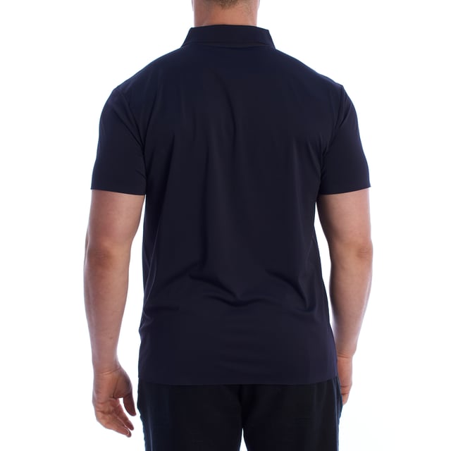 Esta camiseta polo de manga corta de InMyHood Italia redefine la funcionalidad con un diseño minimalista y elegante, ideal para quienes buscan estilo y comodidad en su vida cotidiana. Confeccionada con materiales técnicos de alta calidad, es perfecta tanto para un look urbano refinado como para actividades más dinámicas.

Detalles:
- Tejido técnico de secado rápido y tacto suave.
- Corte recto.
- Cuello de polo clásico con tapeta de tres botones.
- Logo “INMYHOOD ITALIA” en contraste en la parte frontal.
- Acabados finos y costuras reforzadas.

Esta camiseta polo técnica para hombres es una apuesta segura para aquellos que valoran el equilibrio entre estilo y rendimiento. Gracias a su diseño sobrio y su tejido funcional, es un artículo imprescindible tanto para días activos como para conjuntos smart casual. Una camiseta polo de manga corta versátil que añade un toque deportivo a cualquier guardarropa masculino.
Composición: 85% Poliéster, 15% Uretano
Cuidado:
Lavar a máquina con agua fría.
No usar blanqueadores ni whitening.
Planchar a baja temperatura si es necesario.
No usar secadora.