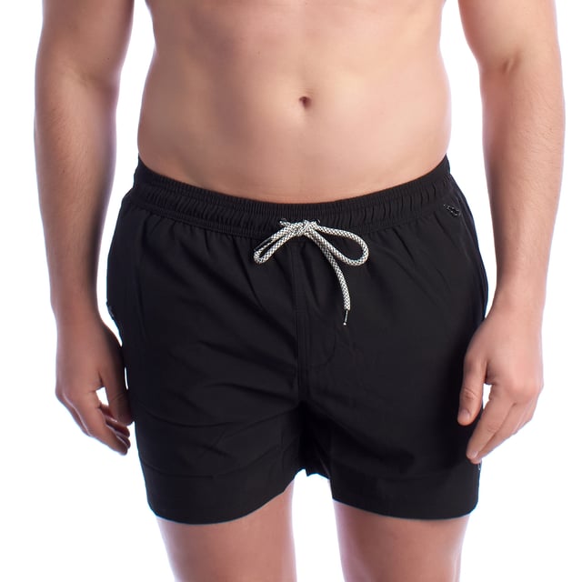 Bañador de hombre inMyHood Italia.\n\nEste bañador corto de InMyHood Italia está pensado para quienes priorizan la comodidad, el estilo moderno y la funcionalidad en cada detalle. Ideal tanto para días de playa como para looks relajados de verano.\n\nDetalles:\n- Diseño minimalista y versátil.\n- Cintura elástica ajustable con cordón.\n- Forro interior de malla.\n- Tejido técnico de secado rápido.\n- Bolsillos laterales.\n- Bolsillo exterior con cremallera y mosquetón para enganchar al bañador.\n- Bolsillo trasero con cierre de cremallera.\n- Etiqueta distintiva.\n\nUna prenda ideal para quienes valoran el equilibrio entre estilo y funcionalidad. Este bañador hombre de Inmyhood ofrece libertad de movimiento, materiales cómodos y un diseño urbano que destaca en cualquier entorno.\n Composición: 95% Poliéster, 5% Elastano\n Cuidados:\nLavar a mano o a máquina en ciclo suave, máximo 30 °C.\nNo usar lejía ni productos blanqueadores.\nNo usar secadora; secar al aire libre, preferiblemente a la sombra.\nNo planchar.